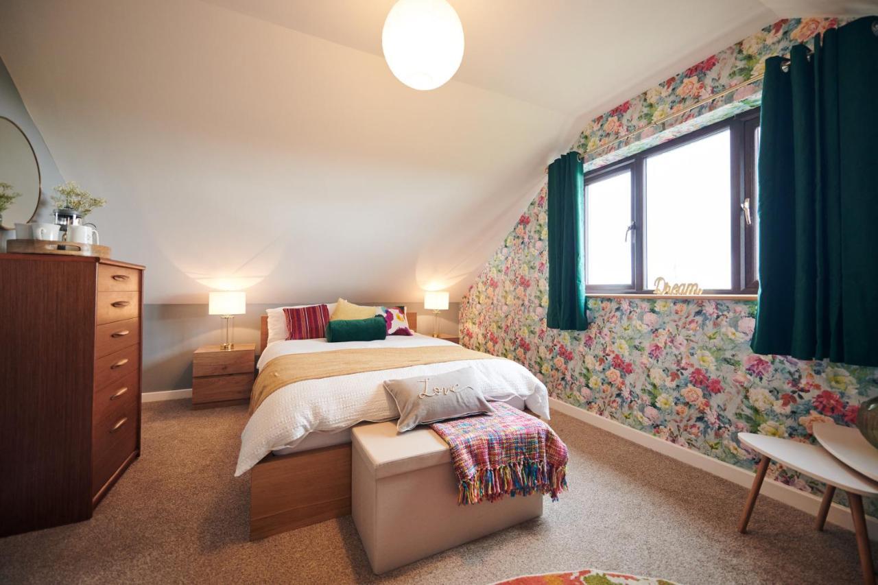 Maes Y Mel- A Couples, Pet Friendly, Rural Romantic Getaway With Countryside Views Gellywen エクステリア 写真