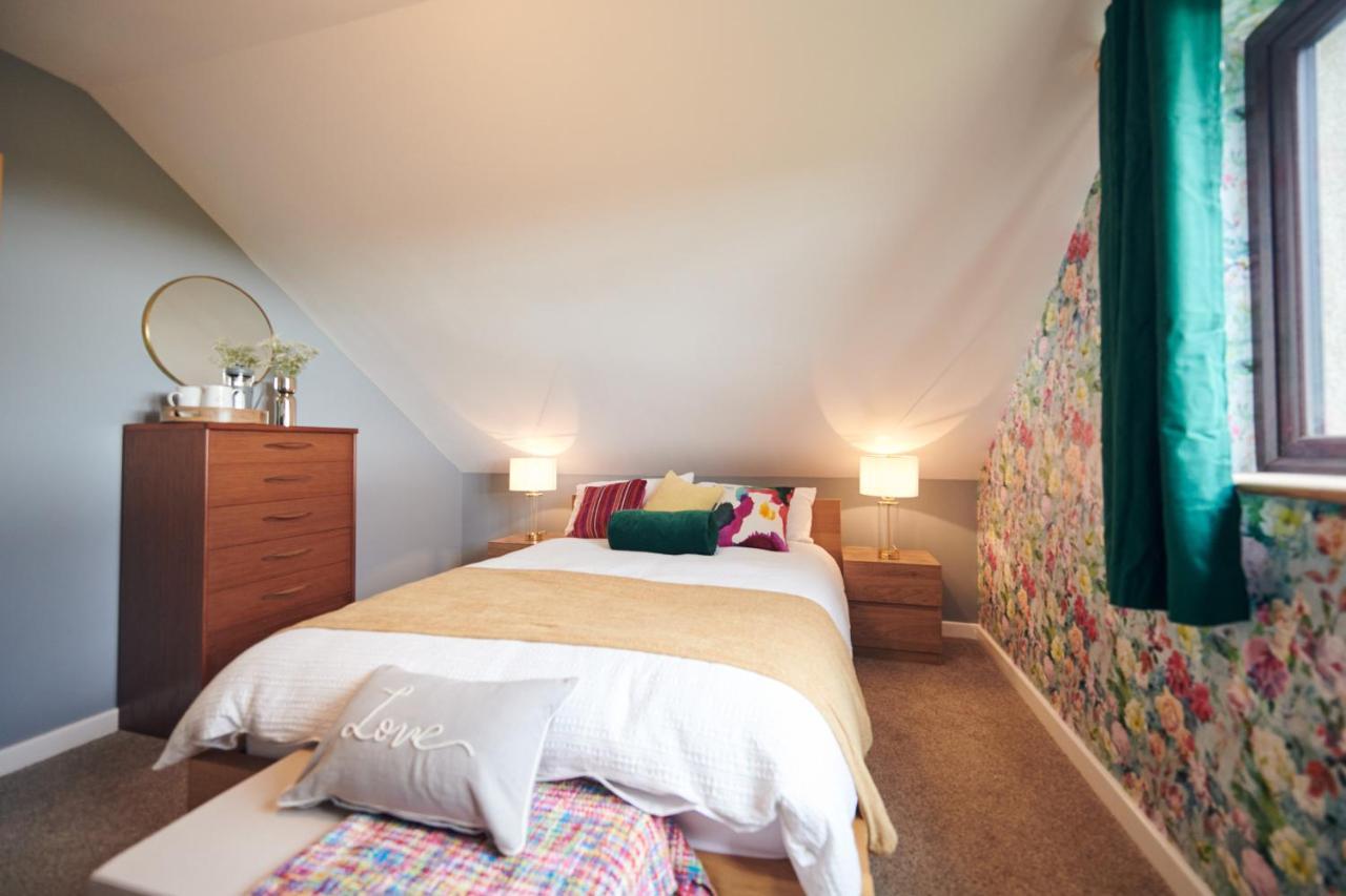 Maes Y Mel- A Couples, Pet Friendly, Rural Romantic Getaway With Countryside Views Gellywen エクステリア 写真